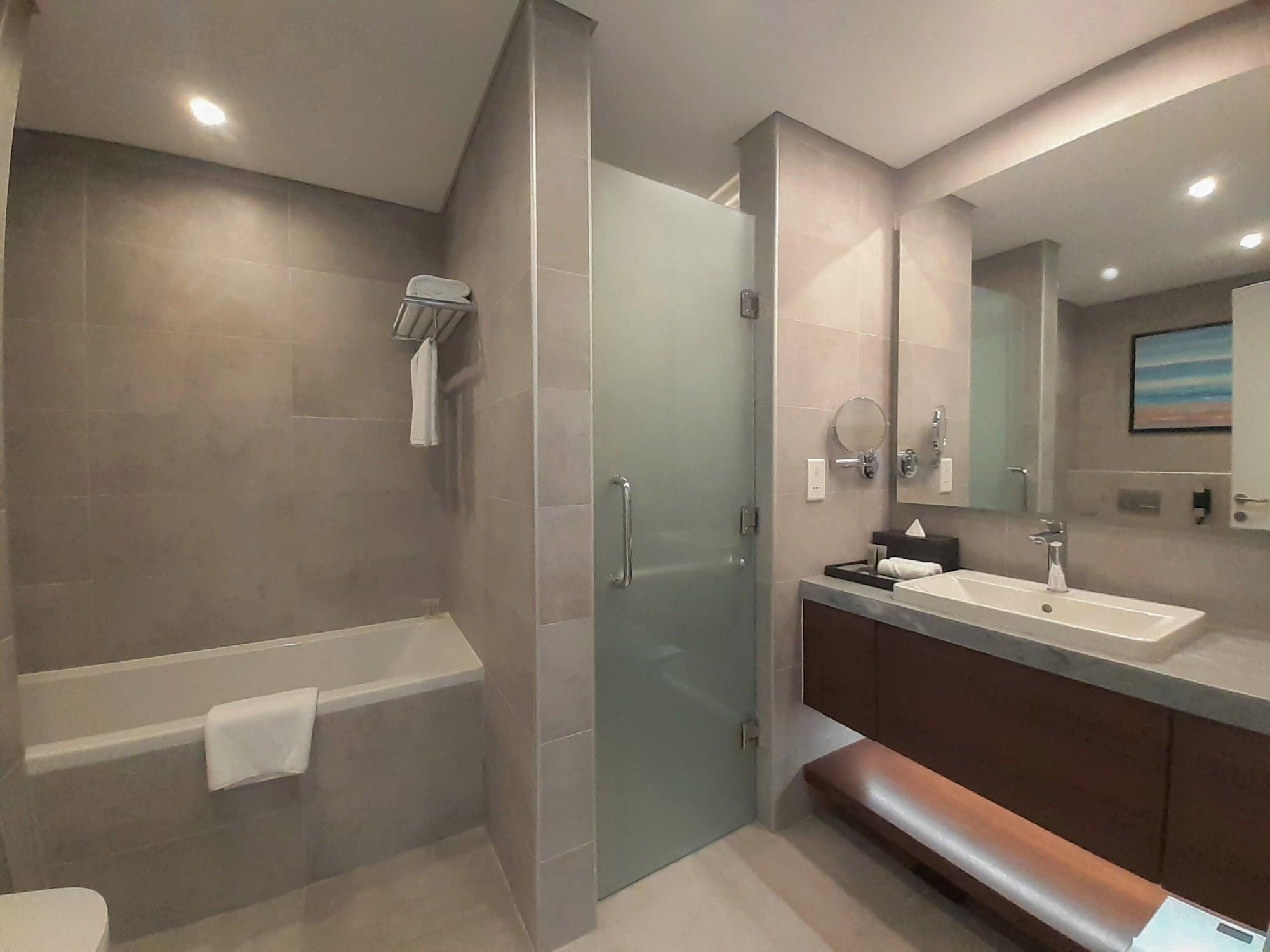 Somerset West Bay Doha Exteriör bild Bathroom
