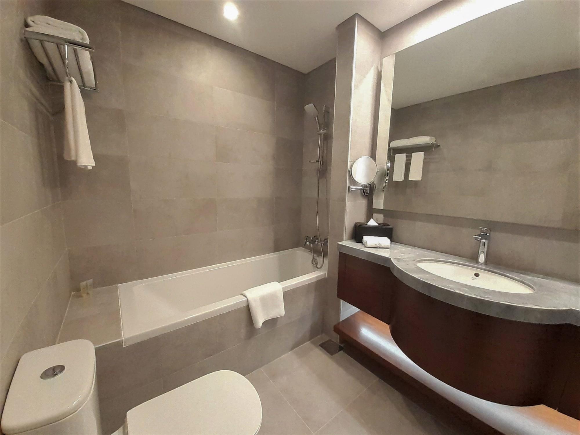 Somerset West Bay Doha Exteriör bild Bathroom of a hotel room