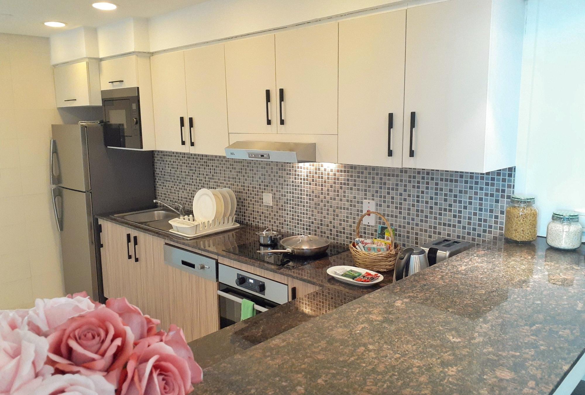 Somerset West Bay Doha Exteriör bild A kitchen in a condominium