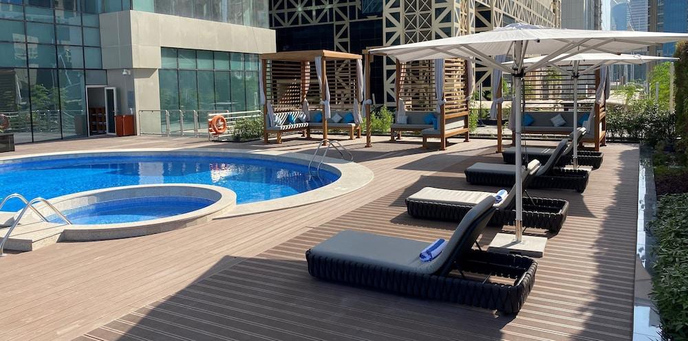 Somerset West Bay Doha Exteriör bild The pool at the hotel