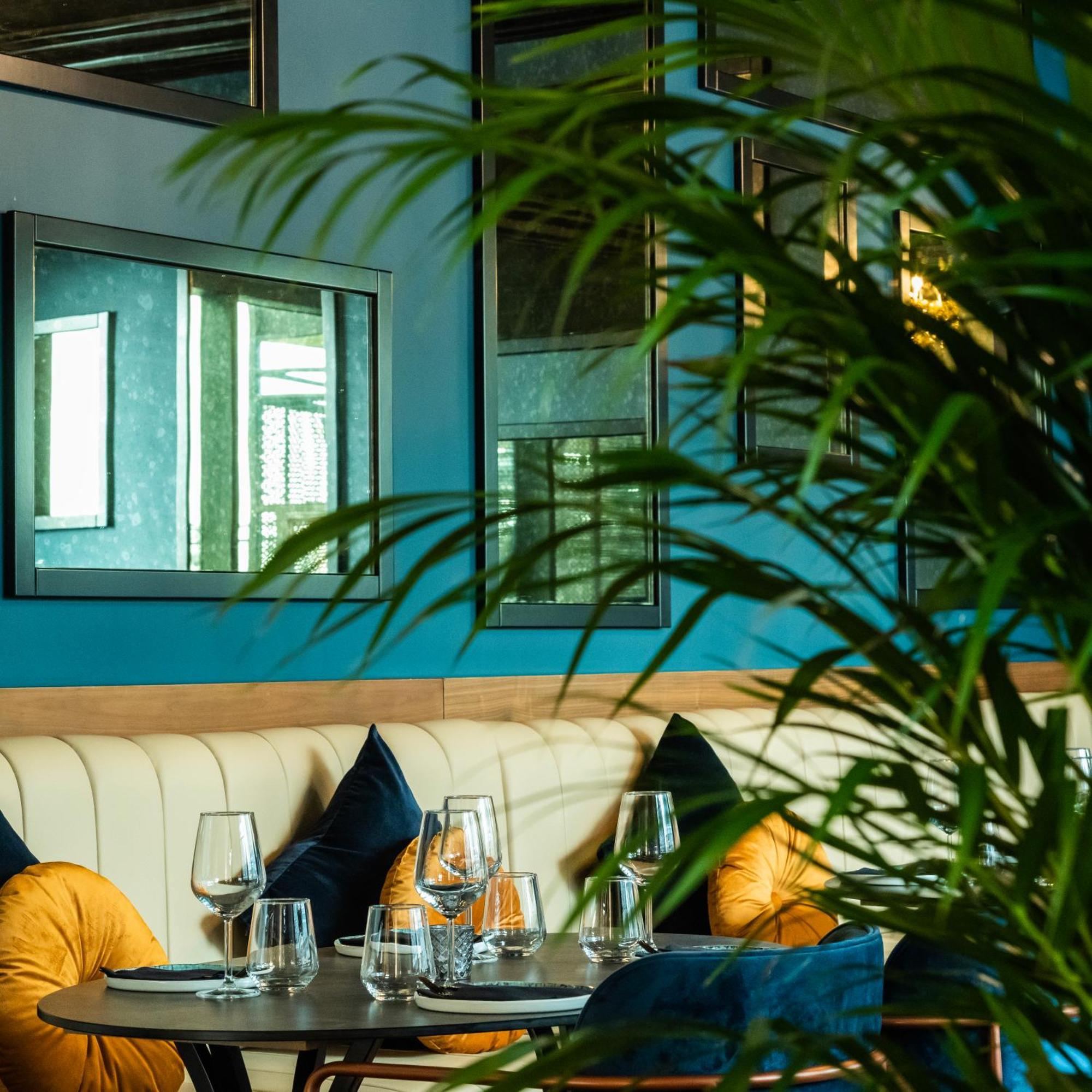 Somerset West Bay Doha Exteriör bild Restaurant
