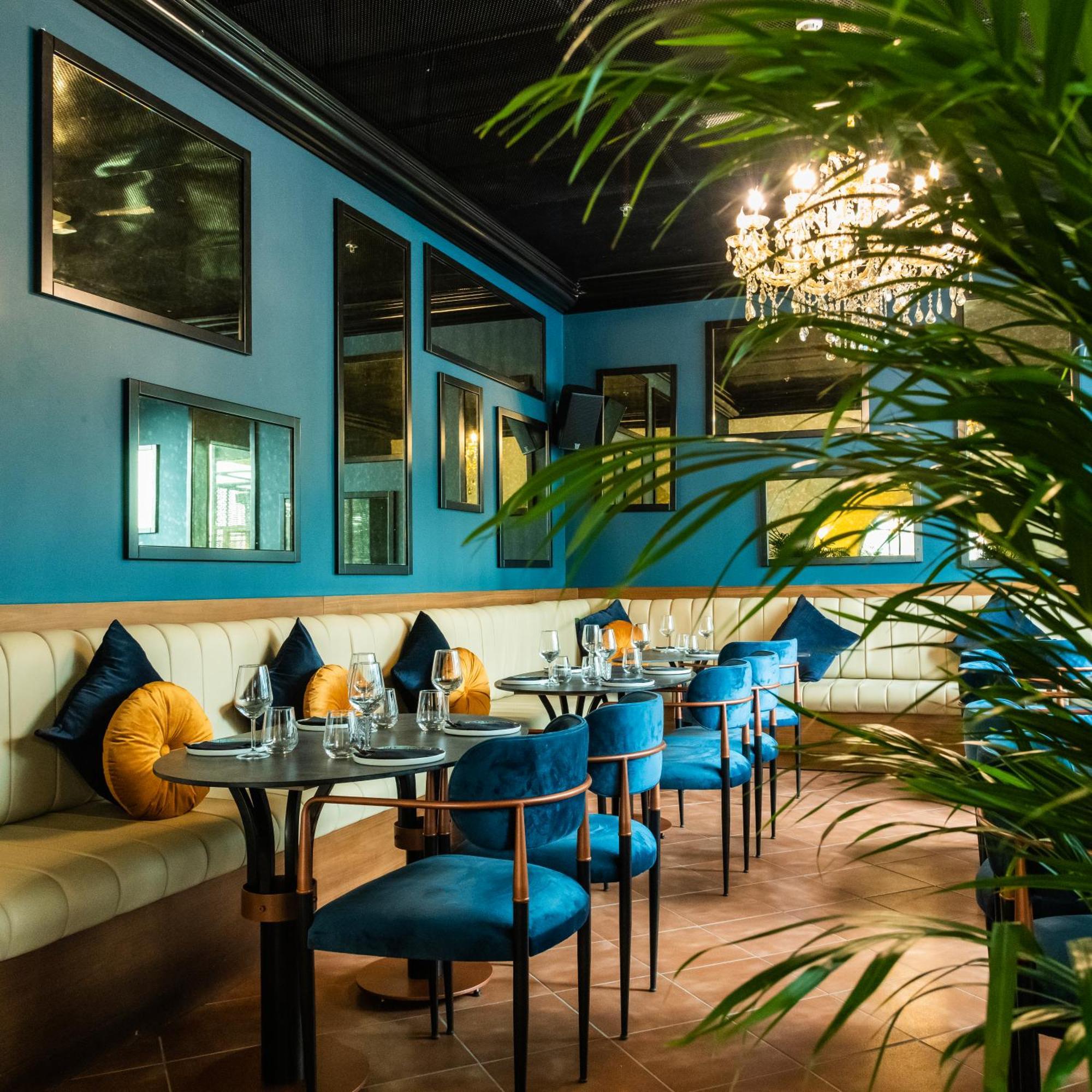 Somerset West Bay Doha Exteriör bild Restaurant interior
