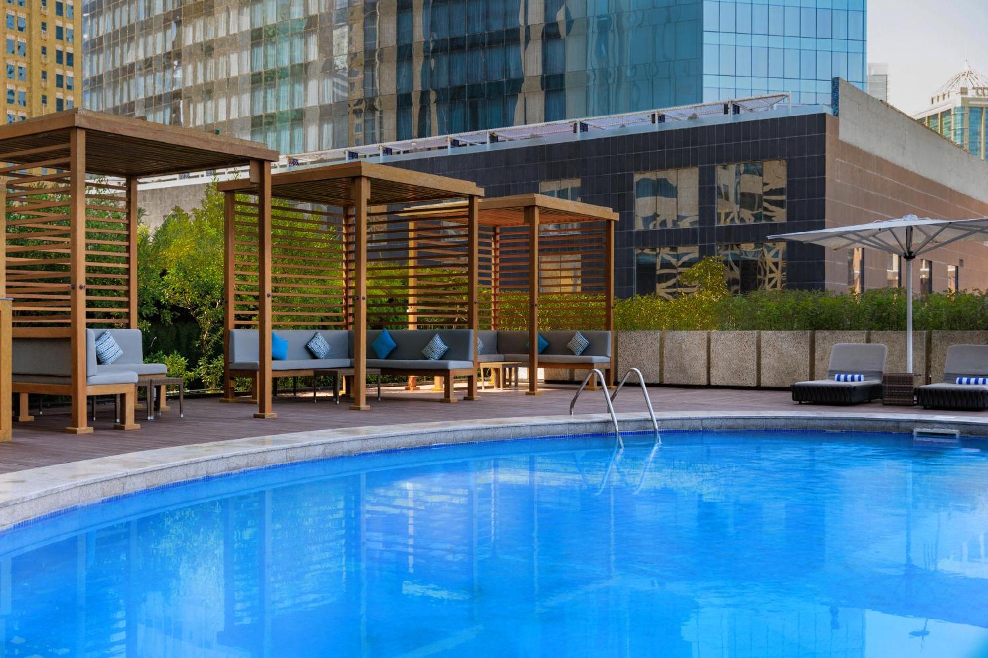 Somerset West Bay Doha Exteriör bild The swimming pool at the hotel