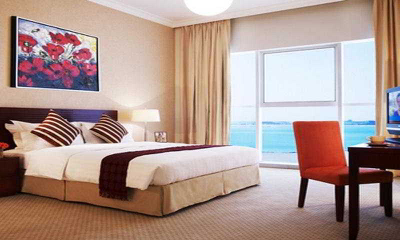 Somerset West Bay Doha Exteriör bild A bedroom at the hotel