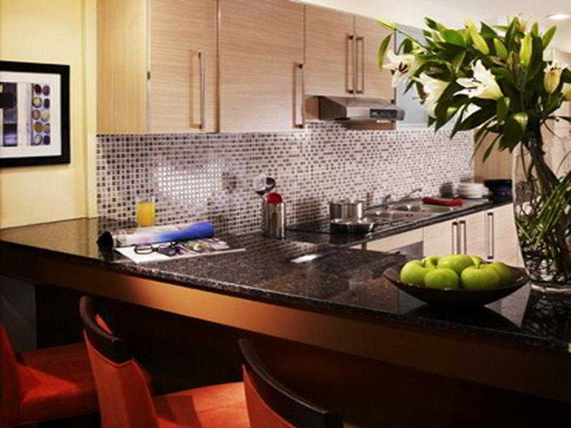 Somerset West Bay Doha Rum bild A kitchen at The Standard East Village