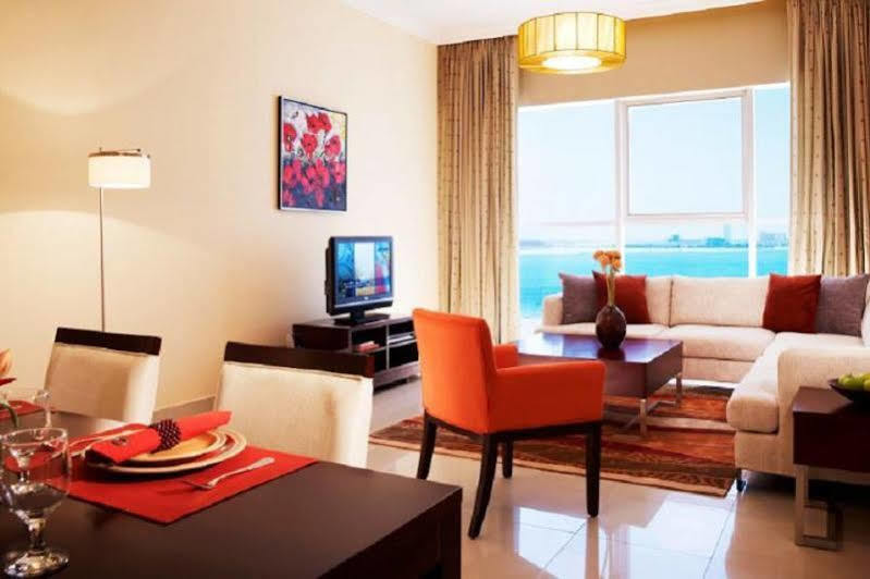 Somerset West Bay Doha Exteriör bild A living room in a typical apartment