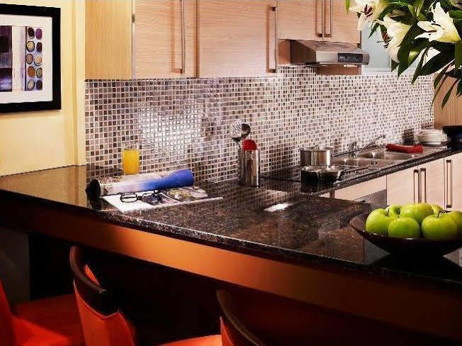 Somerset West Bay Doha Exteriör bild A kitchen with granite countertops